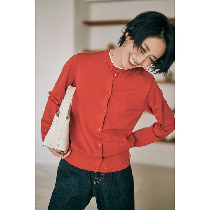 赤カーデに白カットソーをちらみせ、デニムのコーデ