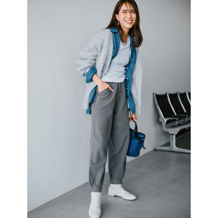 もこもこカーデとデニムジャケットレイヤード、きれいめスウェットパンツのコーデ