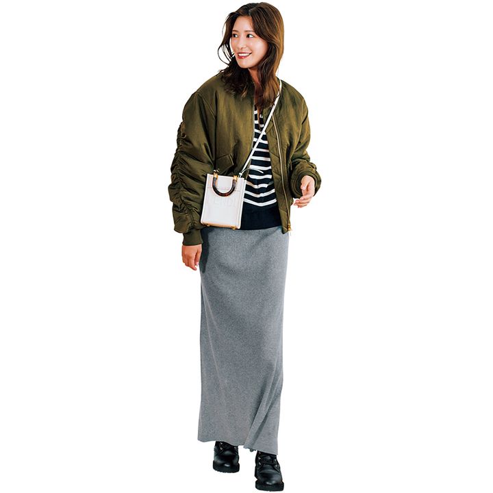 ボーダーカットソーにグレーのロングスカート、MA1ジャケット