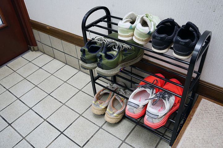 筆者のイライラだけでなく、息子のモヤモヤも解決してくれた「シューズラック4段」。息子の靴の場所はいちばん出し入れしやすい最上段です。