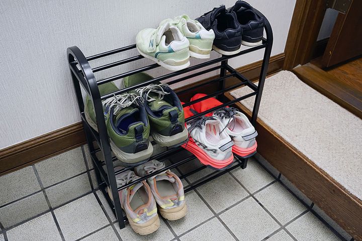 乱雑に転がっていた我が家の靴を「シューズラック4段」に収納したところ。これまでと違いしっかりと靴が整頓されていて気持ちがいいのです。