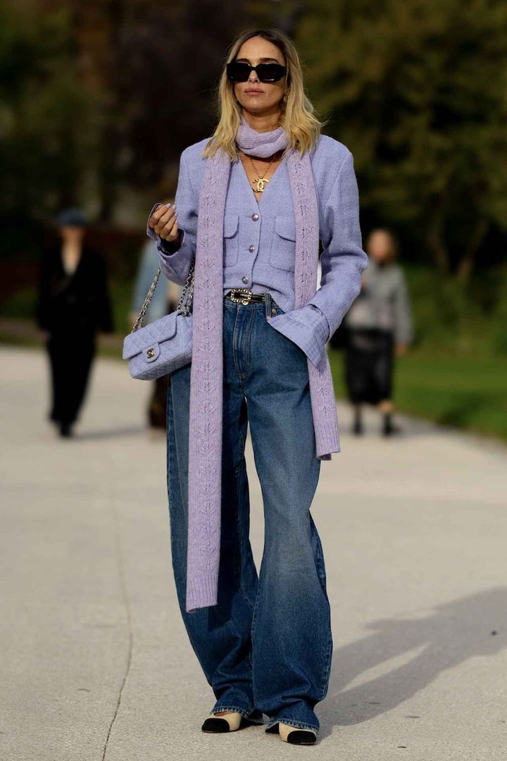 画像: ノーブルなライラックコーデに程よい抜け感を授ける