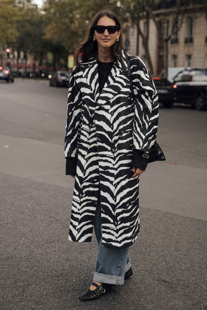 画像: パワーショルダーコート×ワイドパンツで迫力を出して