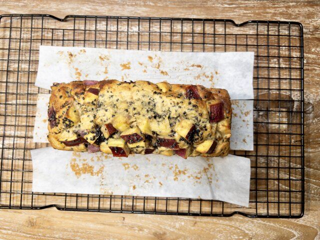 焼きあがったさつまいものパウンドケーキ ケーキクーラーに乗せる