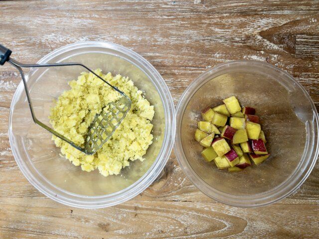 皮を剥いたさつまいもはマッシャーで潰す。