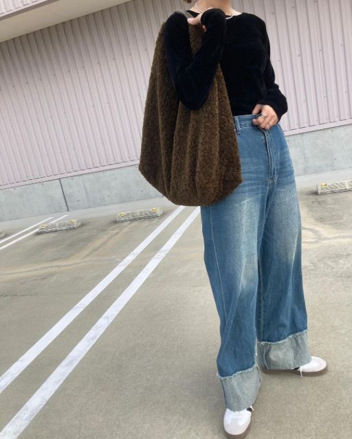 ブラウンのYUM*VカットボアTTを持ったコーデ