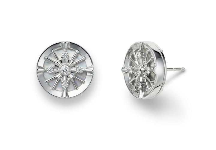 「ラッキー アローズ」ピアス（WG×ダイヤモンド×マザー オブ パール）￥660,000