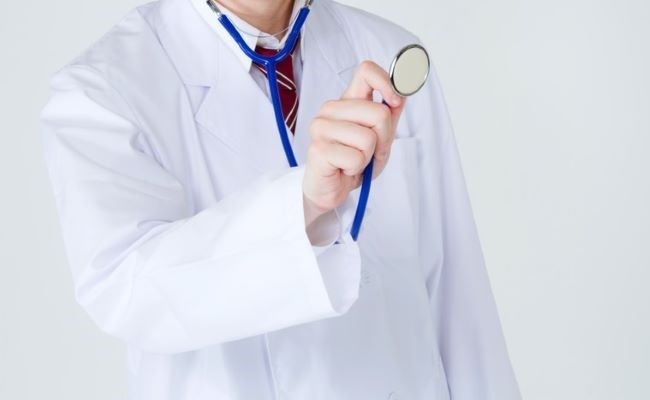 聴診器を持つ医師のイメージ