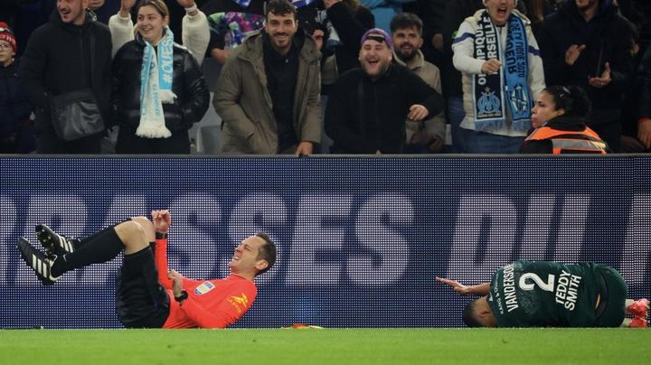 日本代表選手も見た！選手のタックルで審判が負傷交代になる珍事件が話題