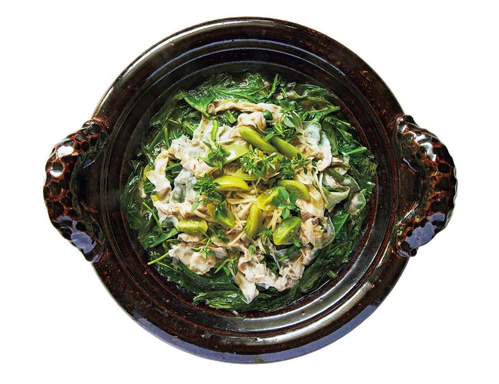 出張料理人・岸本恵理子が作る、空芯菜とグリーントマト、豚バラ肉の重ね蒸し鍋