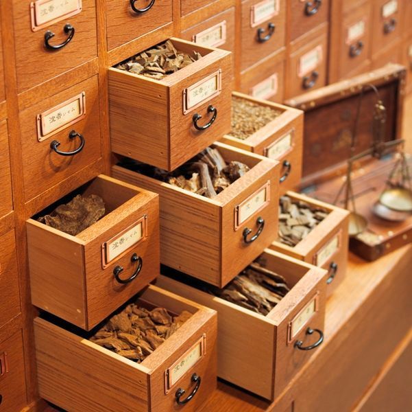 香木箪笥には、原産地より直接買付、輸入、鑑別した希少な香木や香原料をストック。