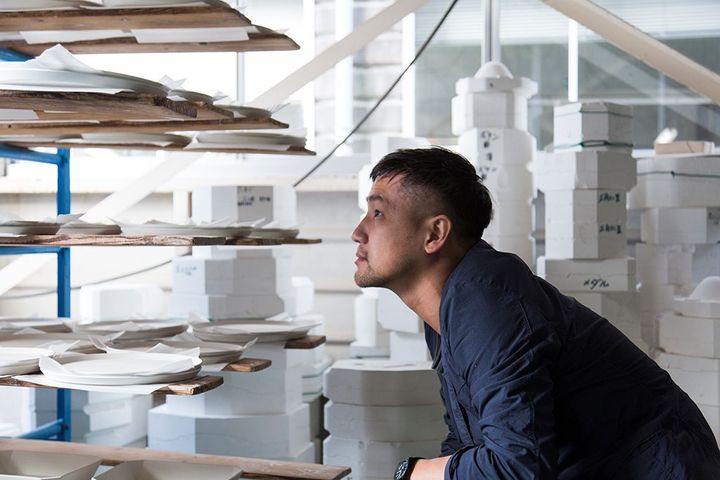 釉薬のムラをヒントに完全と不完全の美が共存するデザインを提案する柳原照弘。Photo_ Kenta Hasegawa