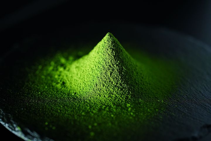 抹茶は、新芽の時期に覆いをかぶせ、日光を遮って育てた緑の濃い碾茶（てんちゃ）を茶臼で細かく挽いて作る。
