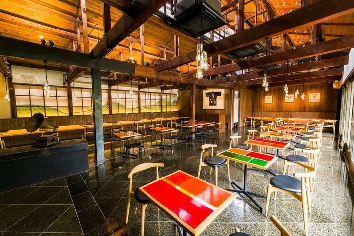 2層構造になっている本店カフェの天井は、製茶工場の名残り。蒸した茶の熱を上に逃す役割を持っていた。