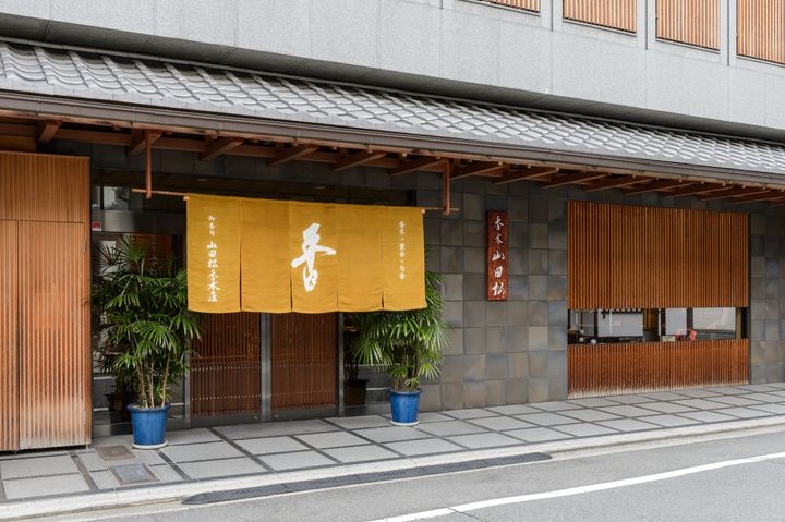 本店に隣接する聞香サロンで「聞香コース」、「調香コース」などが体験できる。