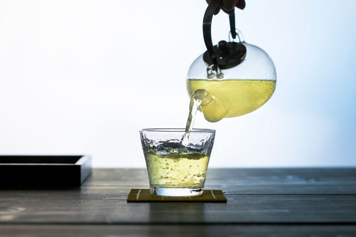 秘伝のレシピで煎茶や玉露など7種類を合組（ごうぐみ）した「中村茶」。合組とは日本茶のブレンドのこと。