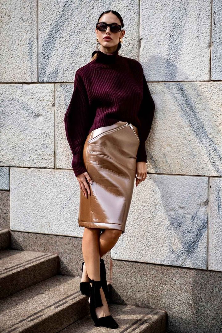 画像: 妖艶なパープルニット×ミディスカートの女っぽコーデ