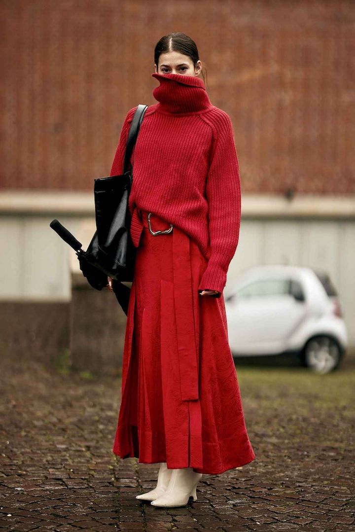 画像: 鮮烈な赤のニットはワントーンでドラマチックに