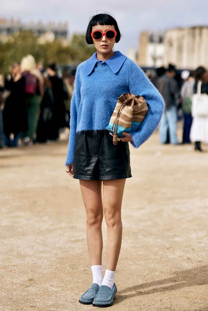 画像: ポロとペプラムシルエットが新鮮なブルーの主役ニット