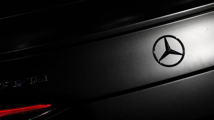 時速140kmのメルセデスAMGでスマホ操作…23歳のスター、交通事故を反省してないと物議