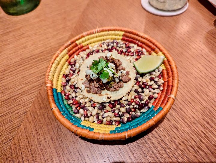 「山羊肉と自家製モレソースのタコス（2ピース）」単品1280円