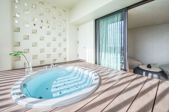 「デラックスバンク with ジャグジー」。32㎡の広いテラスで太陽の光を浴びながらリラックス