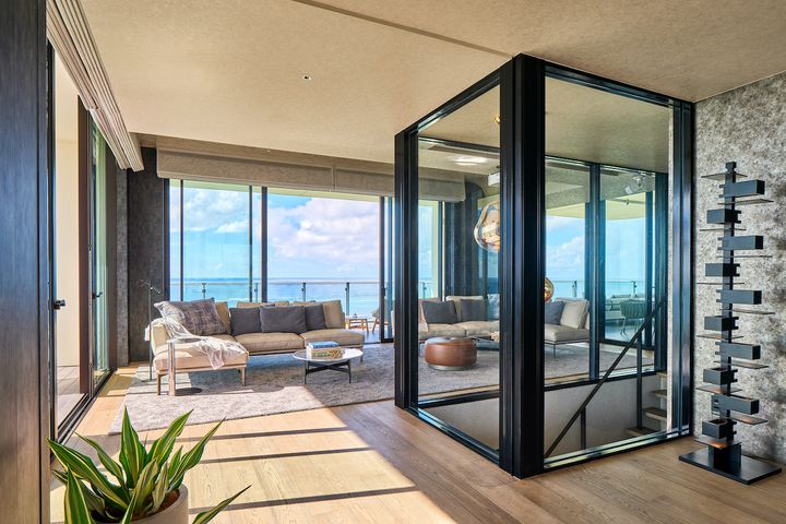 「ザ・セブンペントハウス」（1泊1室50万〜／450㎡・定員8名 ※居室 288㎡＋バルコニー 162㎡・）