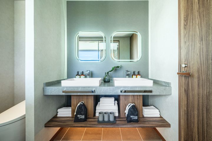 「デラックスバンク with ジャグジー」。大人数に対応し洗面台は2つ設置