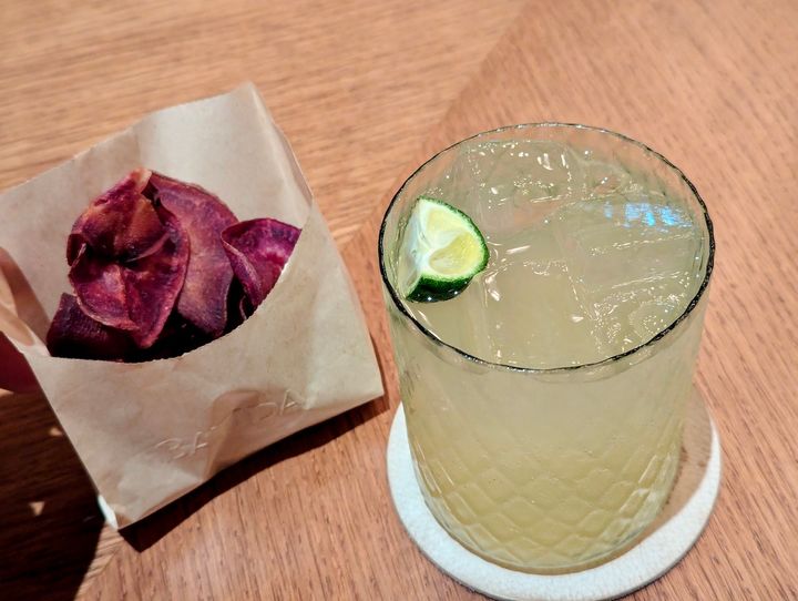 「バディーダシークァーサー」1250円に、石垣島の紫芋を揚げた素朴なチップスがついてきました