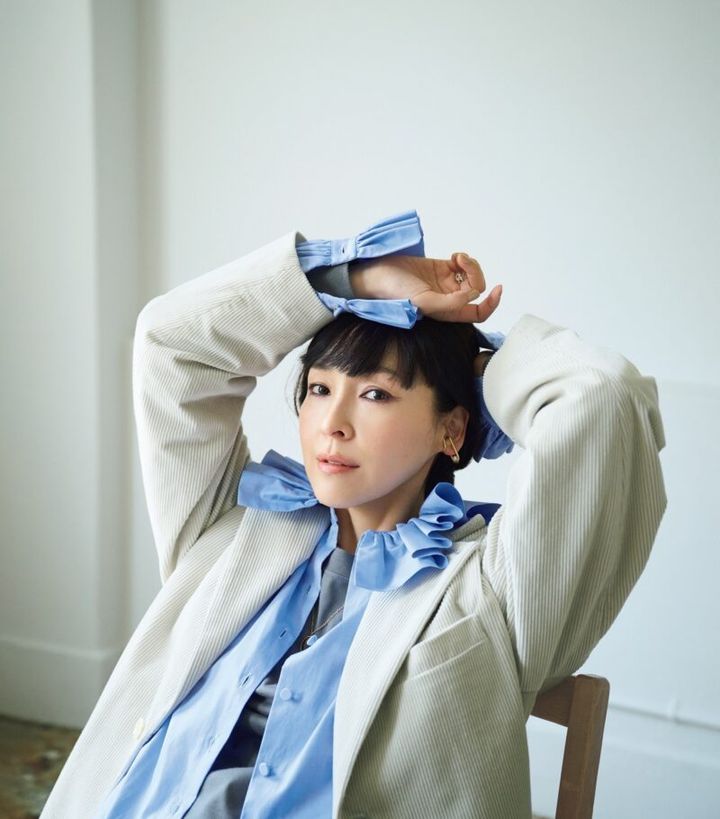 麻生久美子さんのフリルブラウスの着こなし