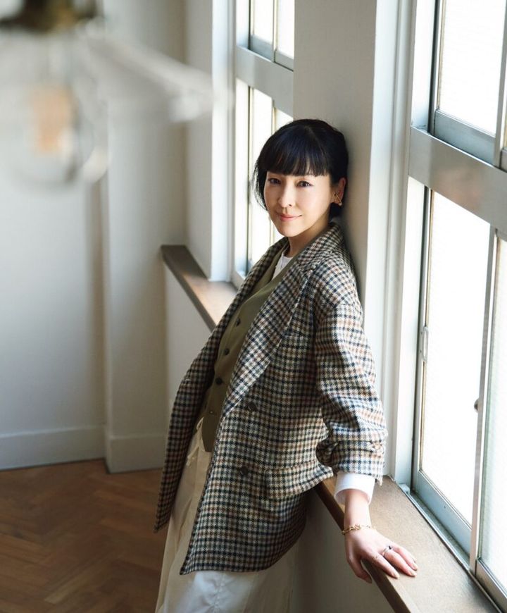 麻生久美子さんのチェック柄ジャケットの着こなし