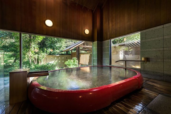 大浴場「仙の蔵」。肌に潤いを与える低温ミストサウナを併設。