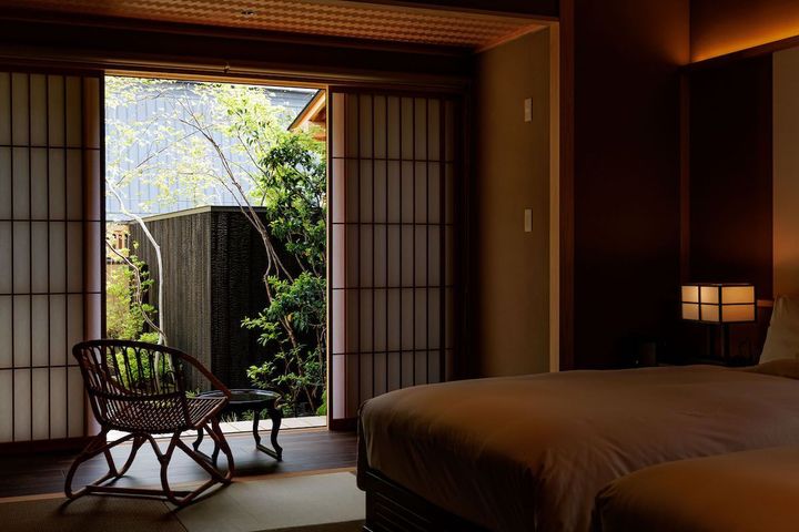 客室は天井が高く、ゆとりある空間。本物の素材が気品を感じさせる。