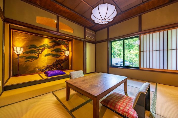 三菱財閥の岩崎家別邸を移築した「春風荘」をリニューアル。5室の客室のうち「曙」は露天風呂付きのメゾネット。