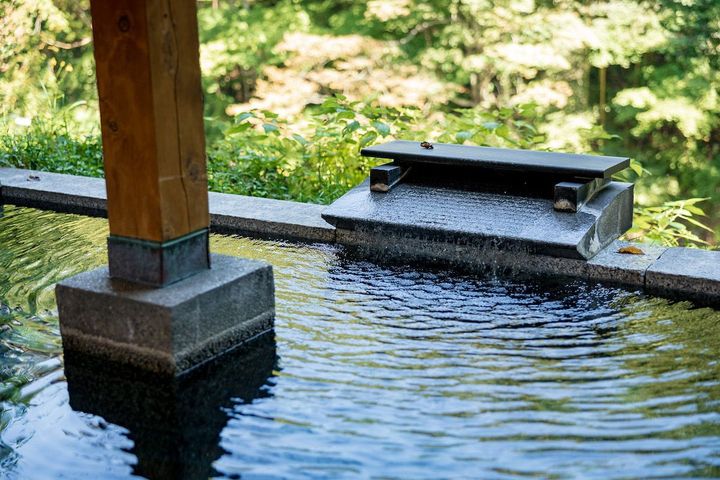 谷川を渡る風が心地よい、解放感にあふれた露天風呂「ほたるの湯」。
