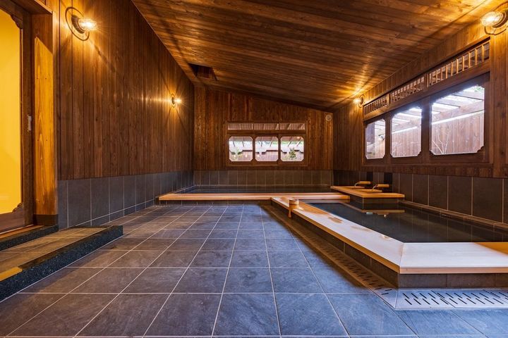 リニューアルにあたって大浴場の壁や天井は、箱根の自然に溶け込むような木目調にした。