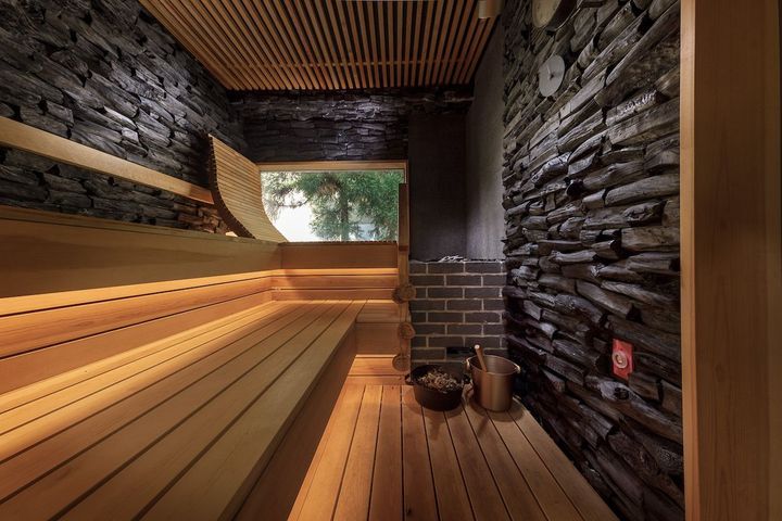 両側の壁が備長炭に覆われた大浴場「一ノ蔵」付属のドライサウナ。