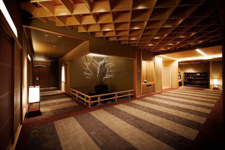 網代天井や籠目編みの壁、アンティークの松本民芸家具など、地元の職人の技を活かしたインテリア。