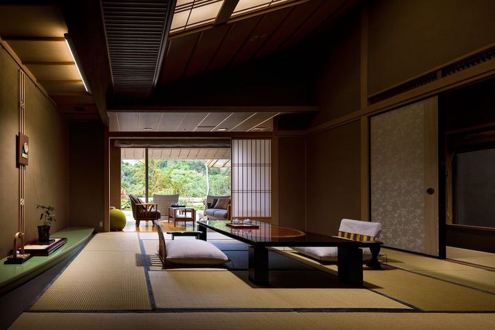 露天風呂、テラス付きの「和室A」。広々としたテラスで、シャンパンを片手に谷川岳のパノラマが楽しめる人気の客室。