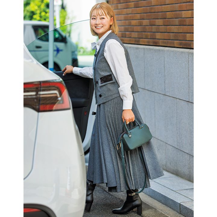 ハイトーンヘアのおしゃれママが車に乗り込む様子