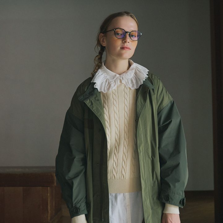 モッズコート×フリルカラー付きの白ワンピースの甘辛コントラストが今の気分【マイスタンダードブック】