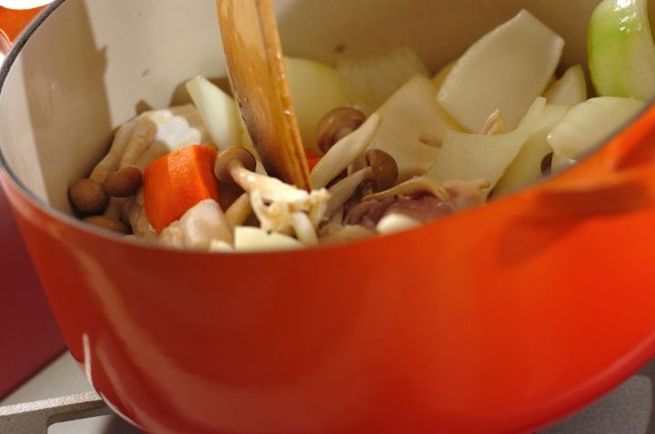 チキンとブロッコリーのコーンシチューの作り方1