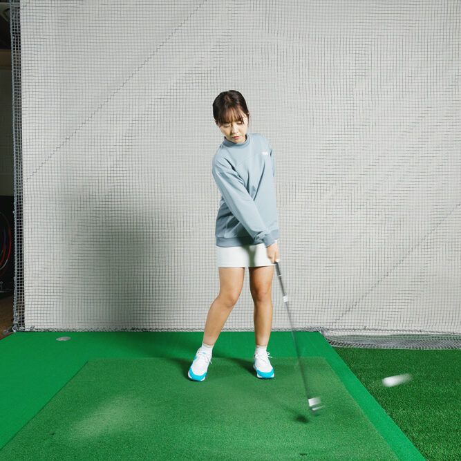 右腕1本での連続素振りやショットは「フック防止」に効果アリ！