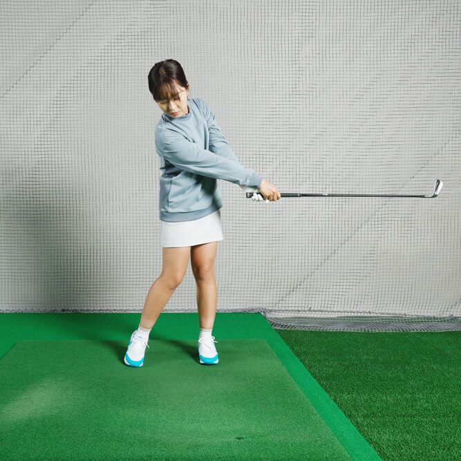 右腕1本での連続素振りやショットは「フック防止」に効果アリ！