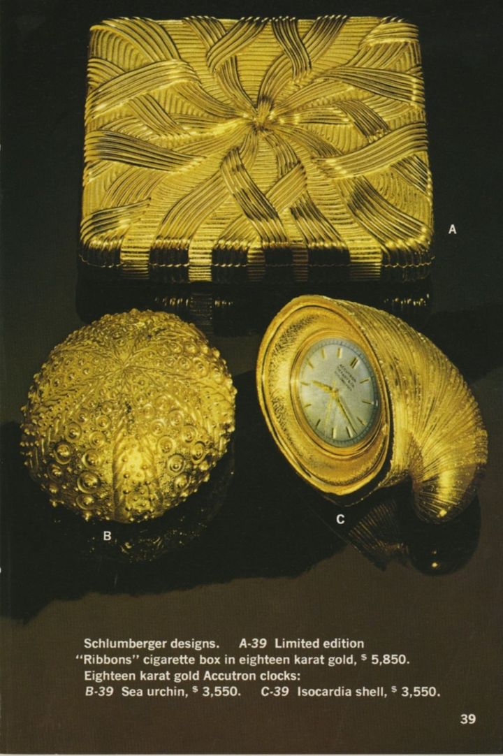 アーカイブ資料より、クロージャーのデザインの着想源となったリボンモチーフが描かれたゴールドのシガレットボックス