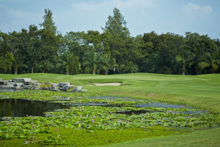 バンコクの名門コースで極上なゴルフ体験を！現地の人気スポットも紹介