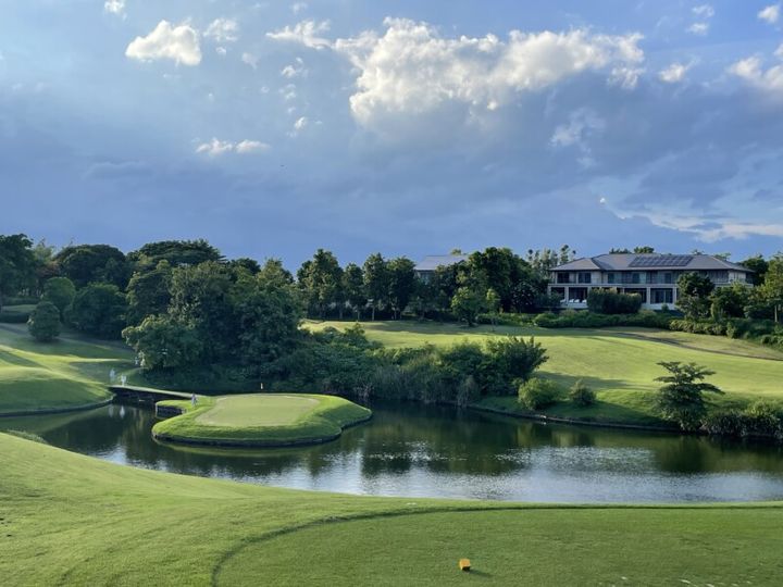 バンコクの名門コースで極上なゴルフ体験を！現地の人気スポットも紹介