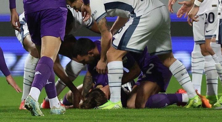 意識を失った22歳選手を助けるために舌を出そうとした同僚…「推奨できない行為」と医療責任者がその理由を説明