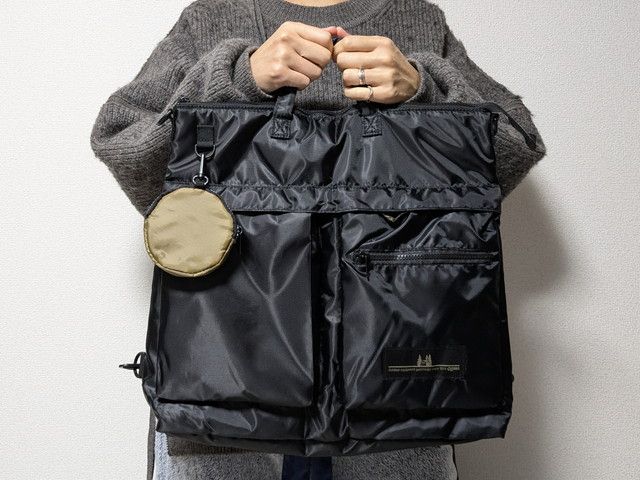 3WAYヘルメットバッグ手に持ったところ