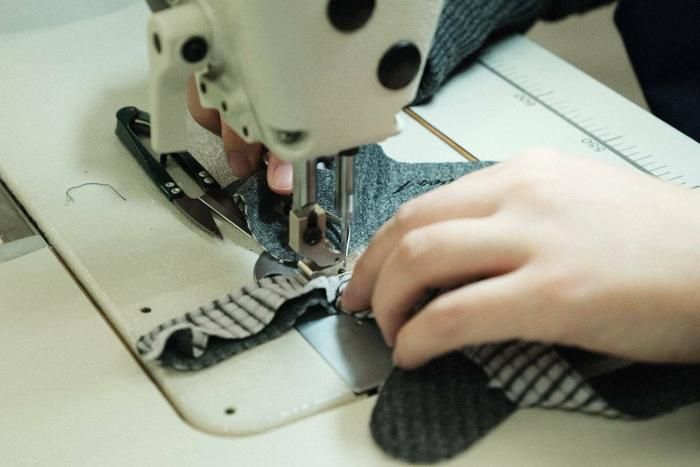 サングローブの手袋縫製風景